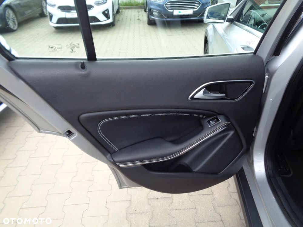 Mercedes-Benz GLA 180 7G-DCT Activity Edition - 19