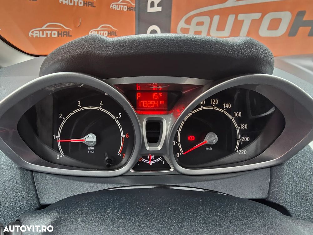 Ford Fiesta 1.4 Autom. Titanium - 9