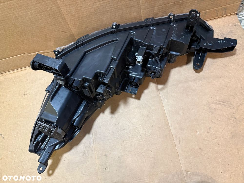 Lampa prawa Toyota Corolla Cross 2022- OE - 6
