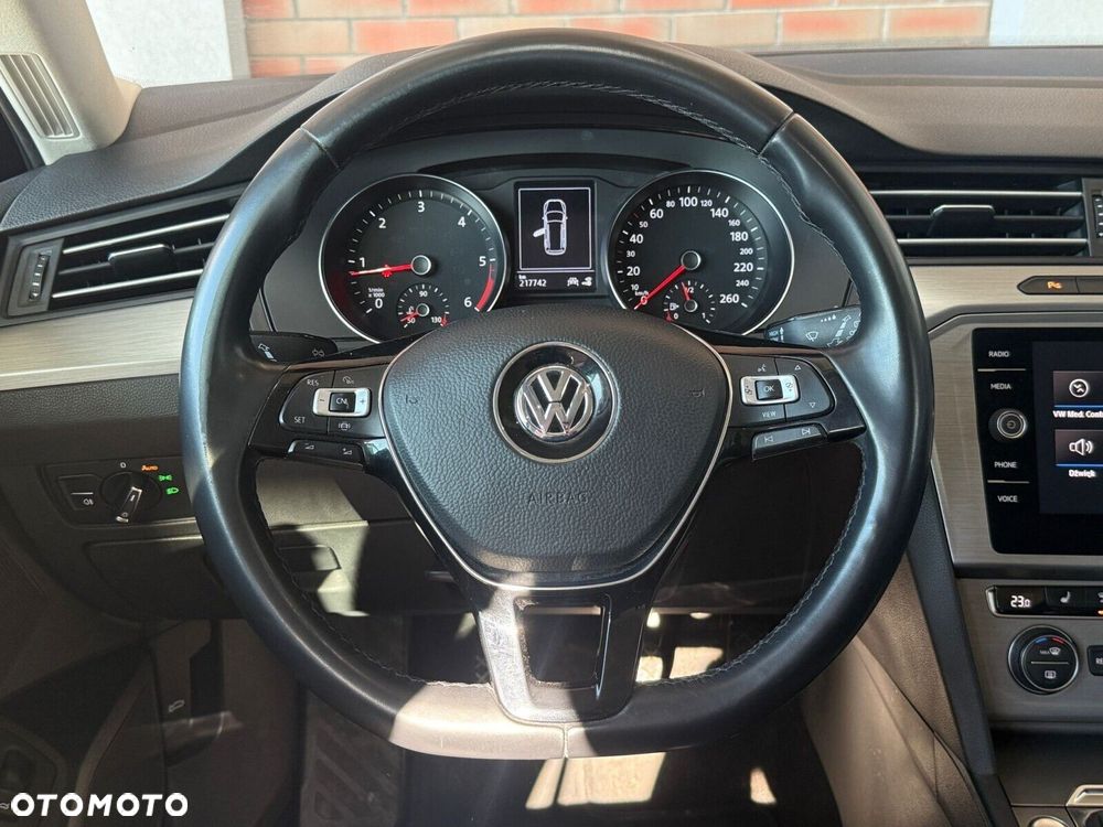 Volkswagen Passat - 16