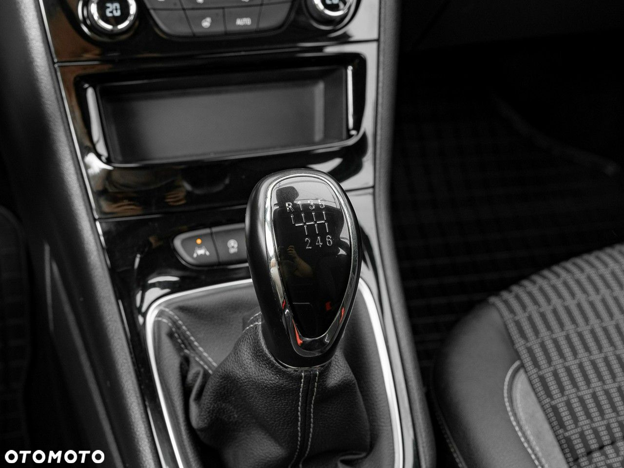 Opel Astra V 1.2 T Elegance S&S - 19