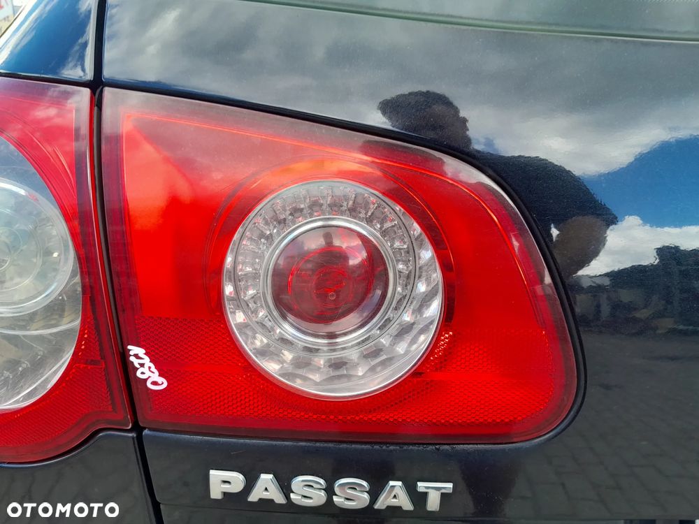 VW PASSAT B6 LAMPA TYLNA LEWA W KLAPE KOMBI - 1