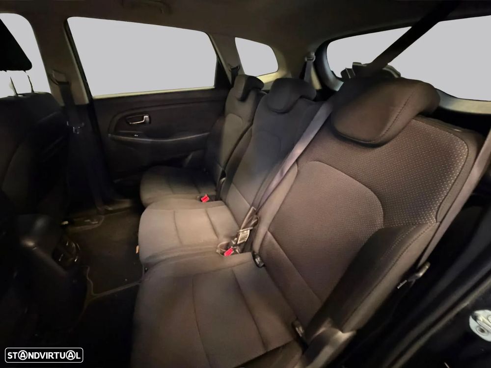 Kia Carens - 29
