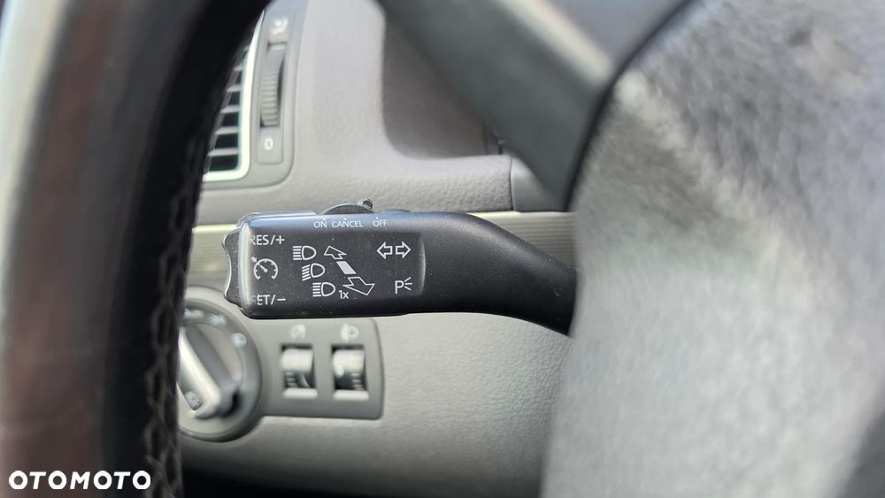 Volkswagen Touran 2.0 TDI DPF DSG Comfortline - 23