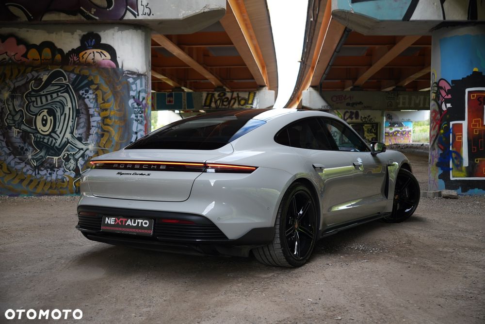 Porsche Taycan Turbo S - 7