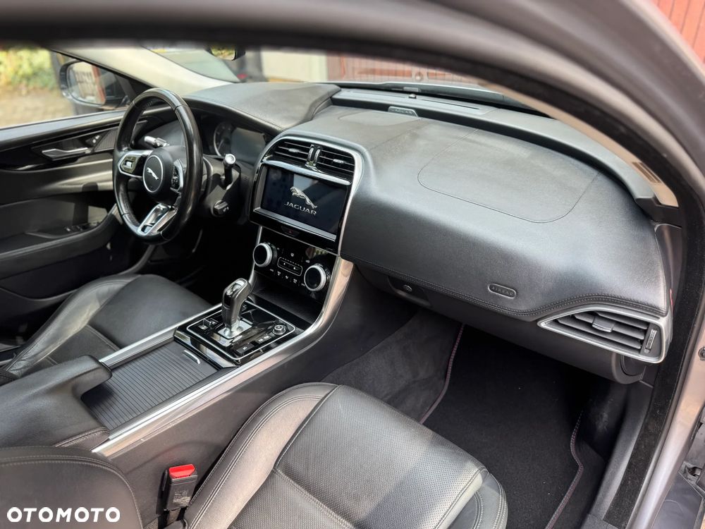 Jaguar XE D180 R-Dynamic S - 32