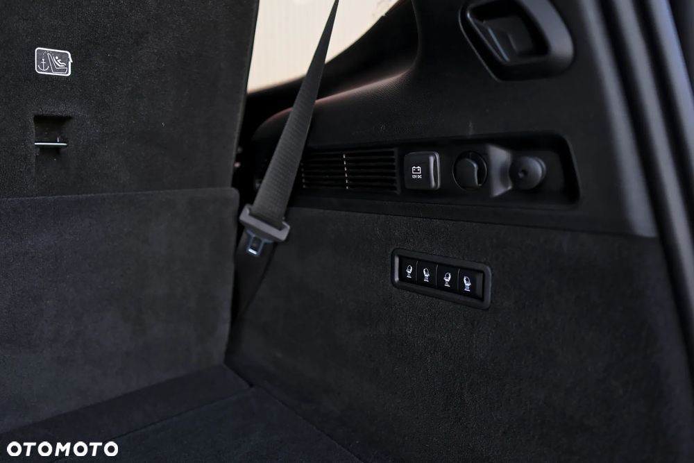 Jeep Grand Wagoneer - 24