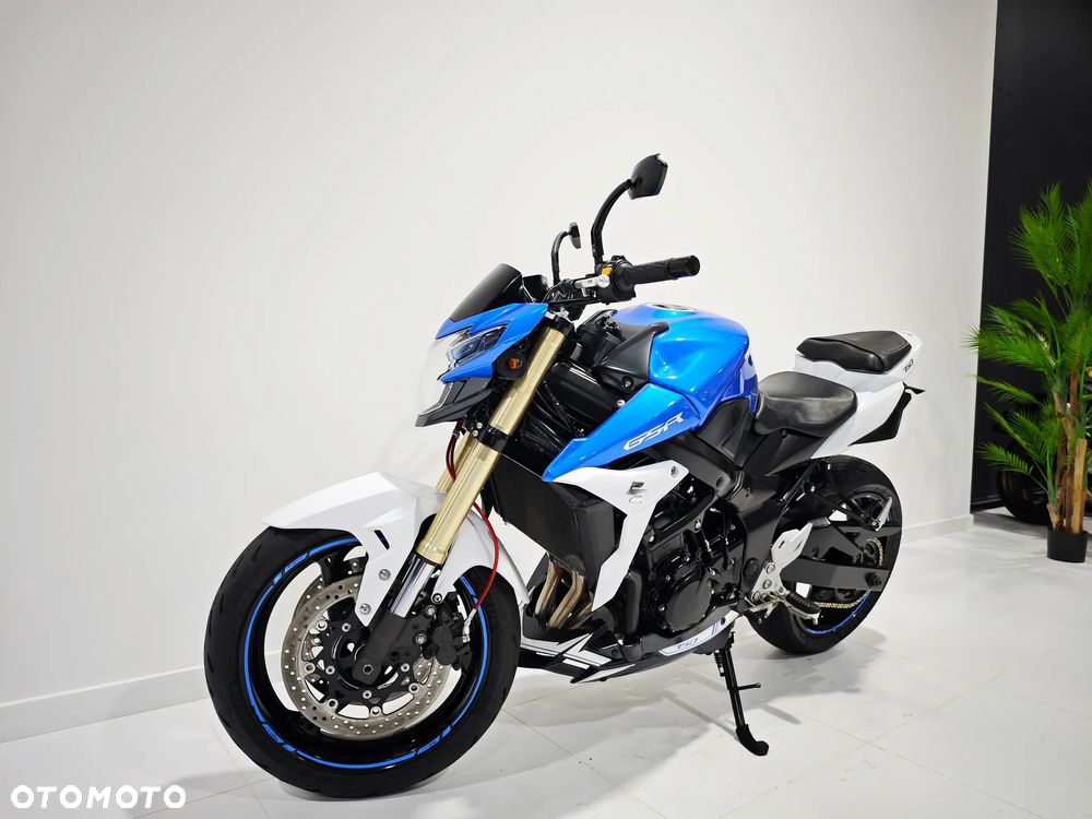 Suzuki GSR - 3