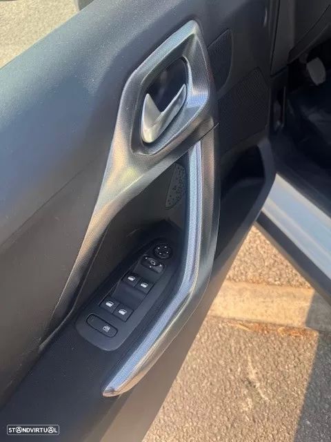 Peugeot 2008 1.2 PureTech Allure - 12