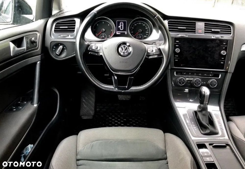 Volkswagen Golf - 6