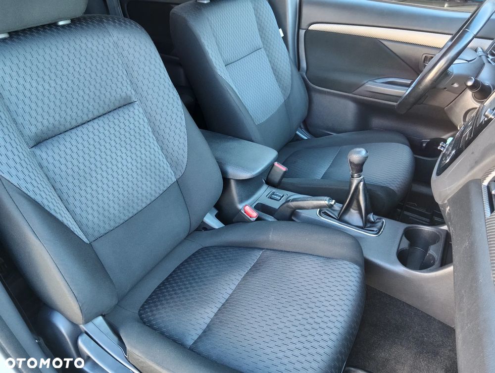 Mitsubishi Outlander - 11