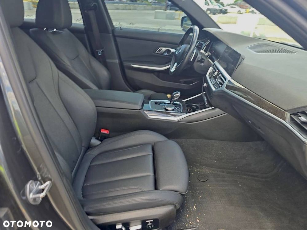 BMW Seria 3 330i xDrive Sport Line - 9