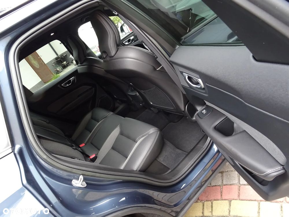 Volvo XC 60 B4 D AWD Plus Dark - 21