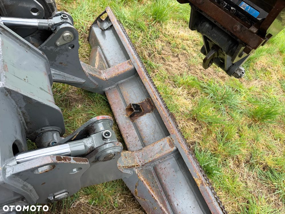 Wacker Neuson 6503 Koparka Kołowa 7ton. Nowe Podwójne Opony z felgami dodatkowe! Niski Przebieg. Maszyna w Bardzo ładnym Stanie. Pochodzi z Komuny Norweskiej. Silnik YANMAR 65KM. Zero luzów wycieków 2 łyżki Okazja. Maszyna pracowała sporadycznie przy lekkich pracach publicznych. Zero zużycia. Dekra 2026r Dokumentacja. Stabilizatory. Zamki na tłokach. 3 sekcje Hydrauliczne. Szybka wolna Jazda. Silnik YANMAR - 32