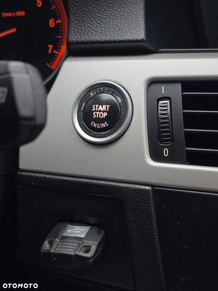 BMW Seria 3 330i xDrive Edition Sport - 34