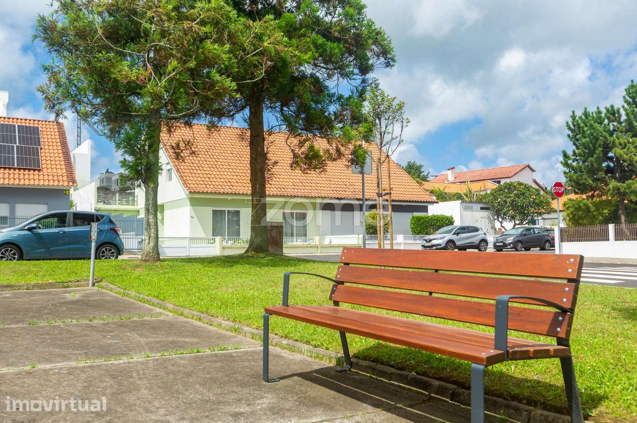 Moradia T3+1 com Garagem, Quintal e Terraço na Fajã de Baixo - Grande imagem: 2/52