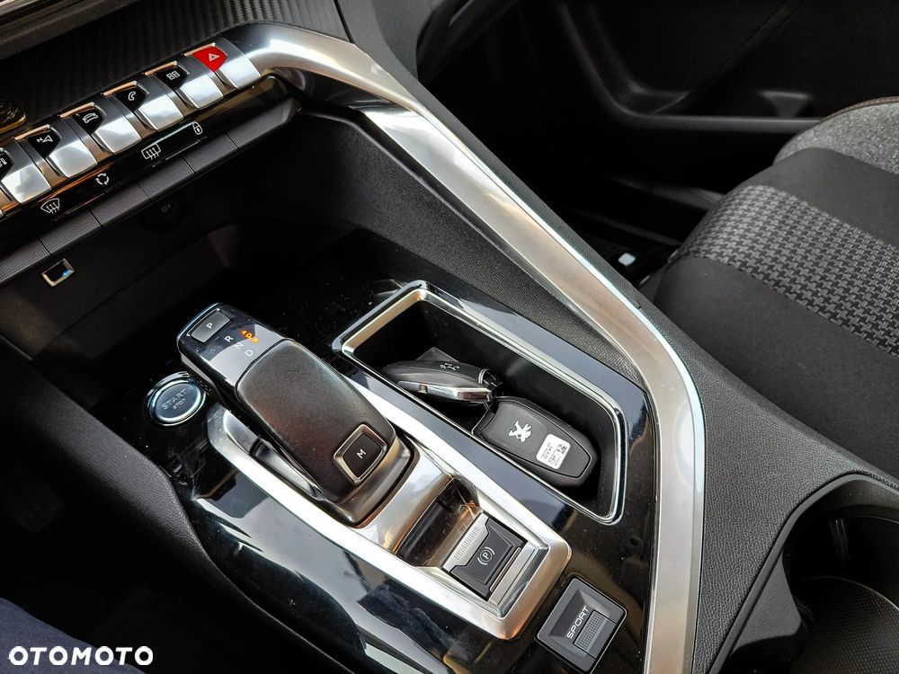 Peugeot 3008 1.2 PureTech Allure S&S EAT6 - 17