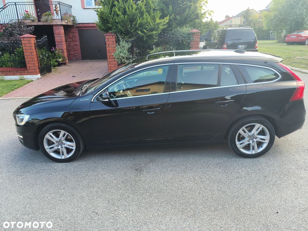 Volvo V60 D6 AWD Plug-in Hybrid R-Design Momentum - 29