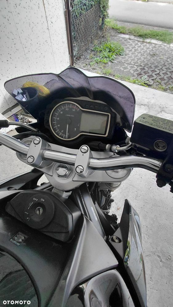 Suzuki GSR - 10