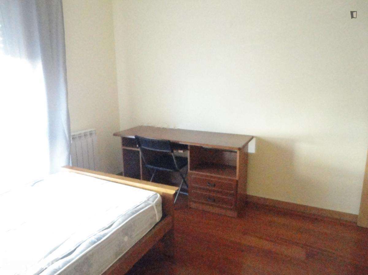 Quarto - localizado em Paranhos Porto - Grande imagem: 2/7