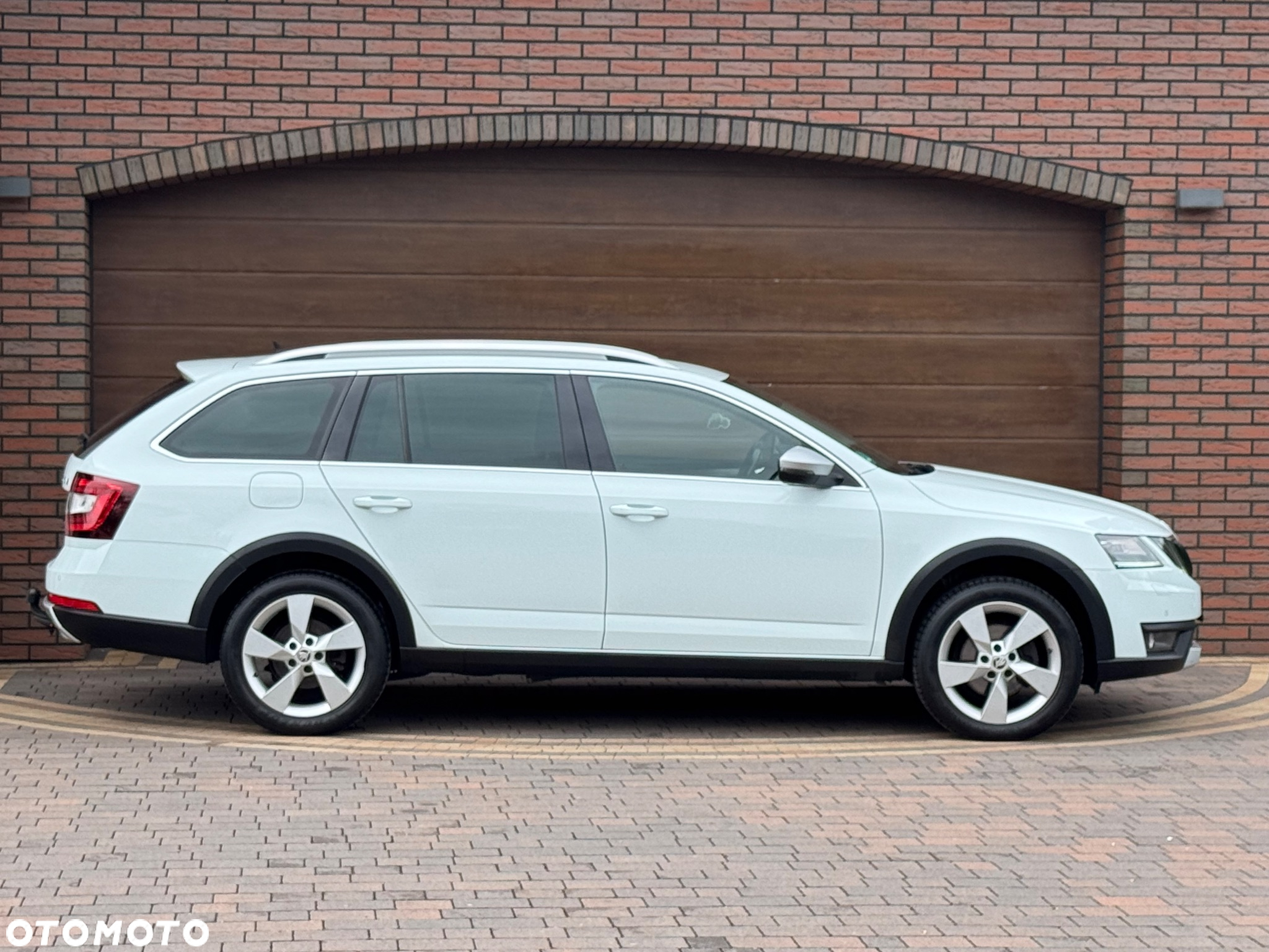 Skoda Octavia Combi 2.0 TDI DSG 4x4 Scout - 6