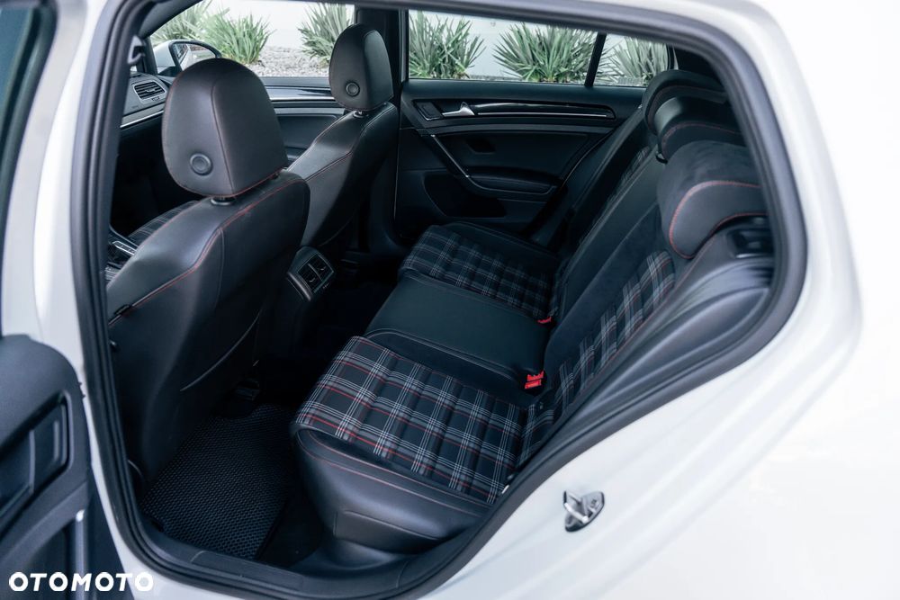 Volkswagen Golf GTI (BlueMotion Technology) DSG Performance - 18