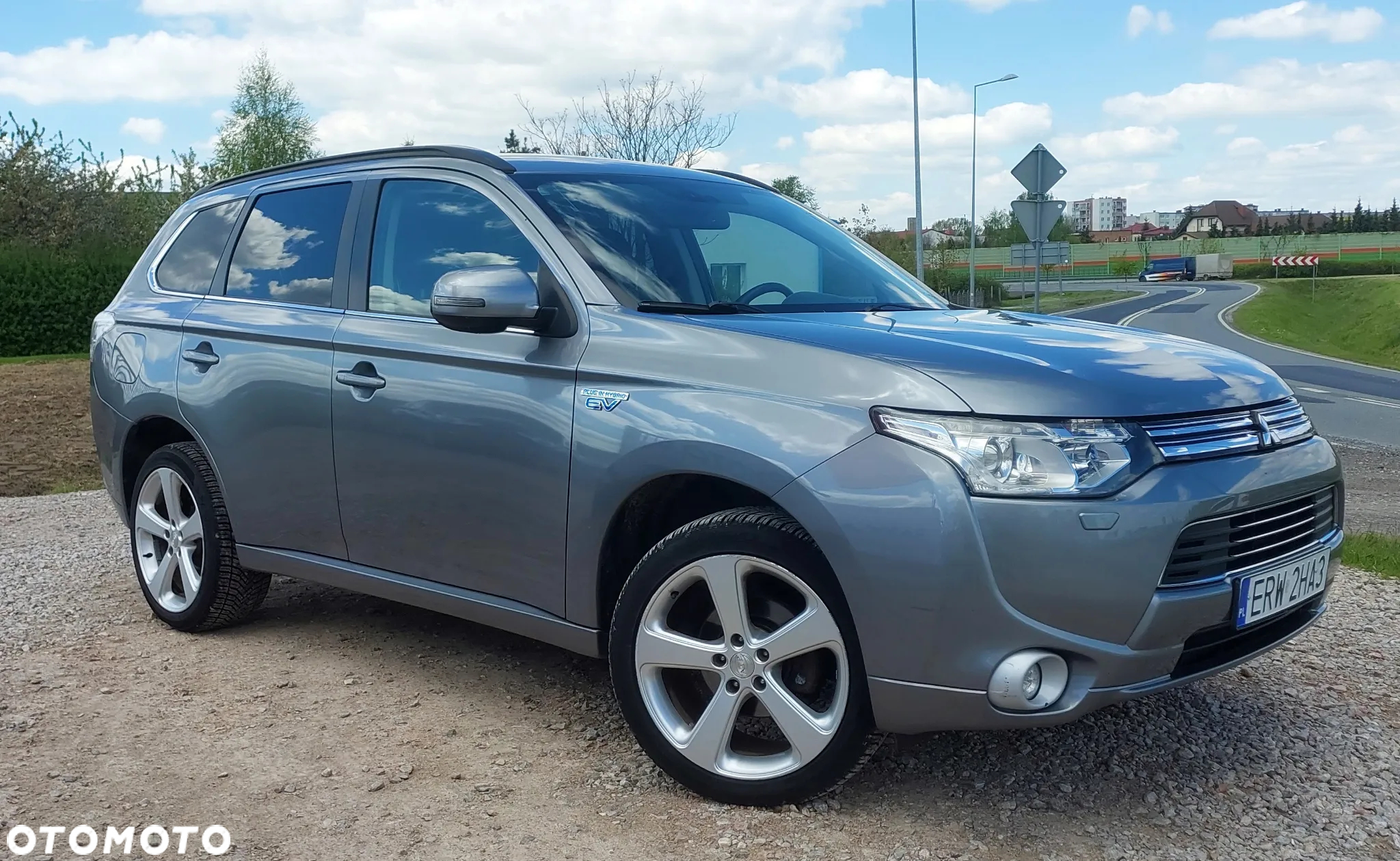 Mitsubishi Outlander - 2