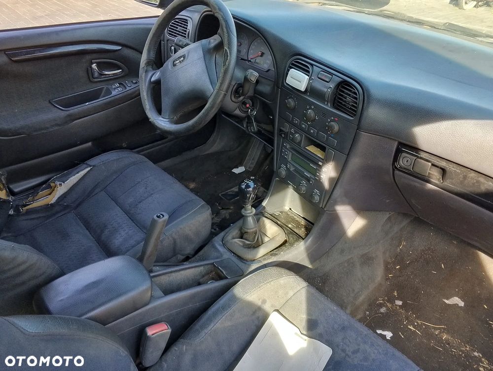 Volvo V40 I FL (99-04r.) 1.8 B 122KM. Silnik B4184S2 Skrzynia M5P lakier BLACK METALIC.Cały na części. GWARANCJA !!!  Przód Tył Zestaw Komplet Drzwi Klapa Zderzak Błotnik Maska Grill Atrapa Szyba Pas Lampa Lusterko Boczki Fotel Kanapa Kokpit Deska Rozdzielcza Przełącznik Włącznik Sterownik Przewody Wiązka Instalacja Moduł Komputer Czujnik Listwa Pompa Alternator Wtryski Głowica Rozrusznik Kompresor Sprzęgło Dwumas Silnik Skrzynia ABS Klimatyzacji Paliwa Wspomagania Kolektor Turbina Przepustnica Zawór Chłodnica Koło Hak Belka Sanki Zawieszenie Mcpherson Półoś Amortyzator Wydech Tłumik Zacisk Most - 6