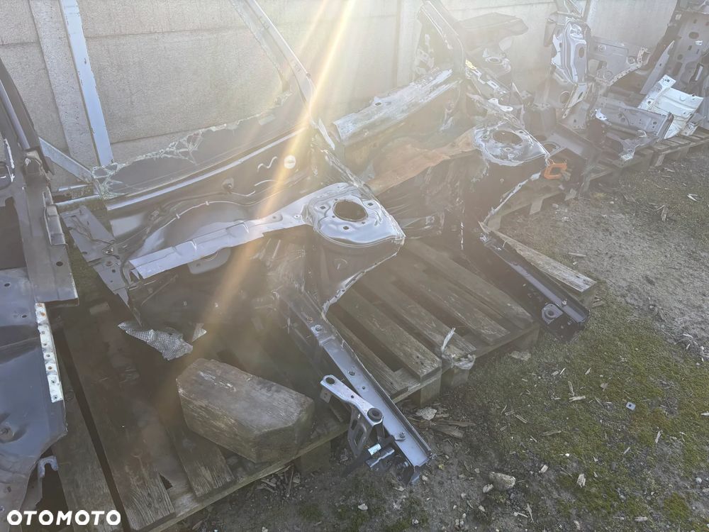 Podłużnica słupek cwiartka lewa Mercedes GLA I - 1