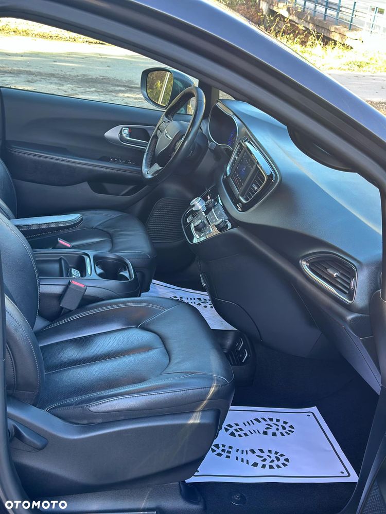 Chrysler Pacifica - 17