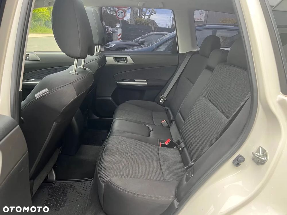 Subaru Forester 2.0i Exclusive Lineartronic - 13
