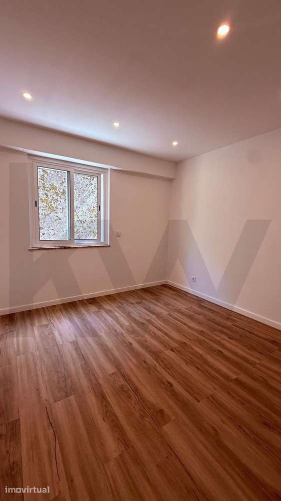 ENTRAR E VIVER! T2 com Remodelação Total no Forte da Casa - Grande imagem: 2/37