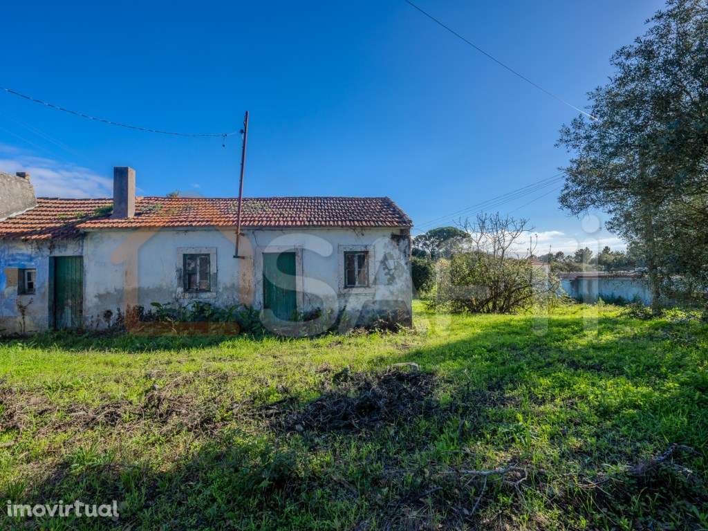 Prédio urbano com moradia para reconstrução, implantado num terreno... - Grande imagem: 2/21