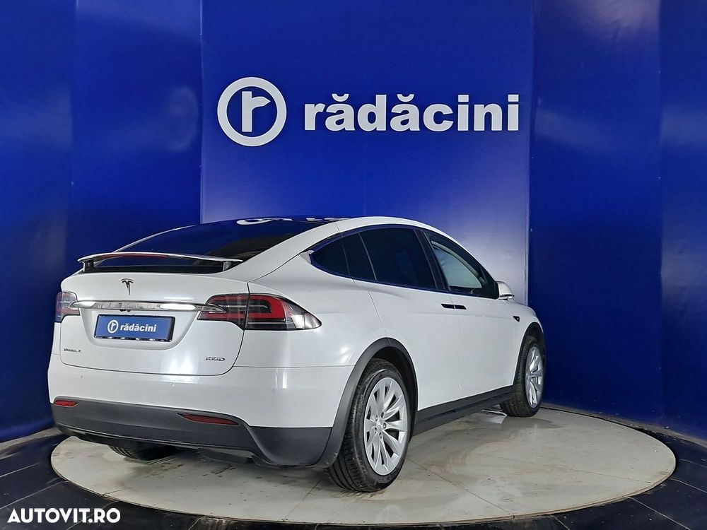 Tesla Model X - 7
