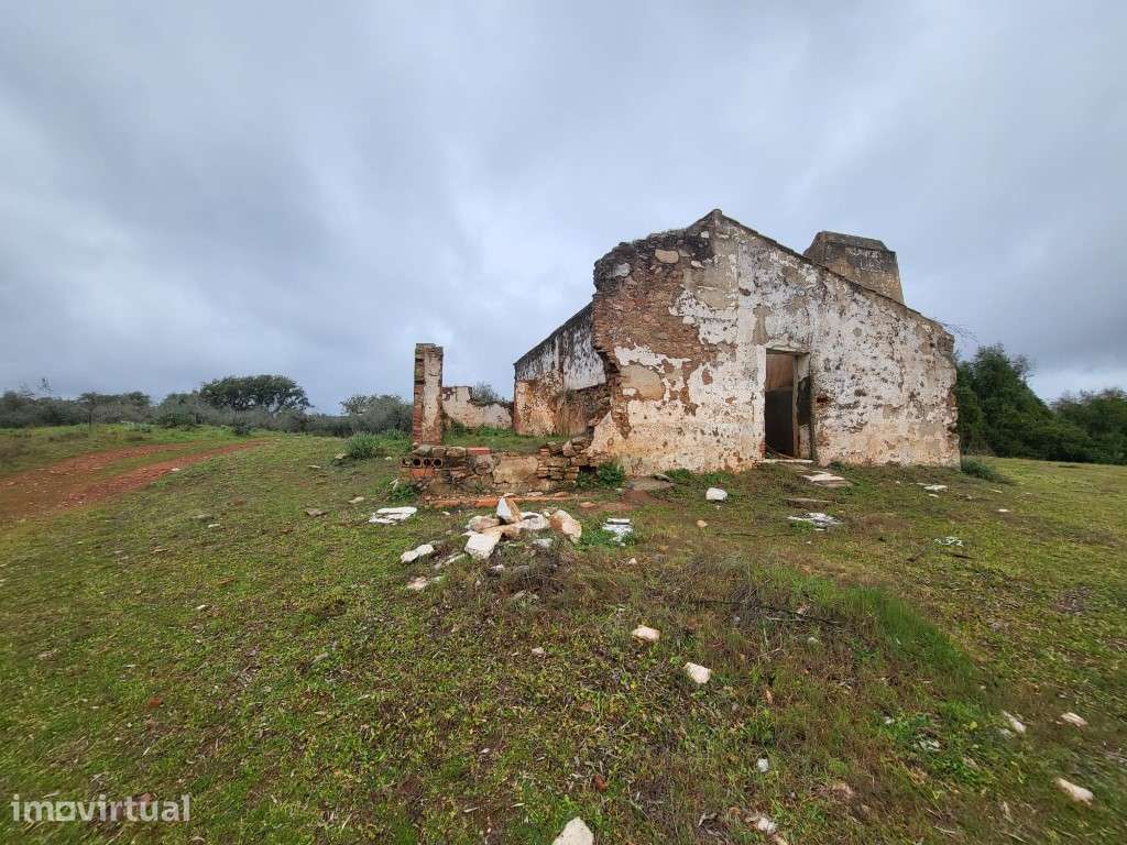 Terreno com 12,5 ha e ruína com 150 m2 perto de Vila Viçosa - Grande imagem: 2/42