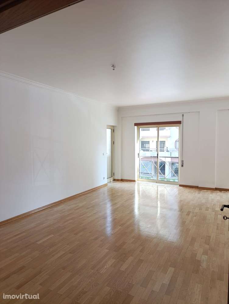 T3 . Av. Marquês de Pombal - Renovado com terraço - Grande imagem: 2/9