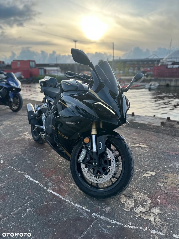 QJMOTOR SRK 800RR - 9