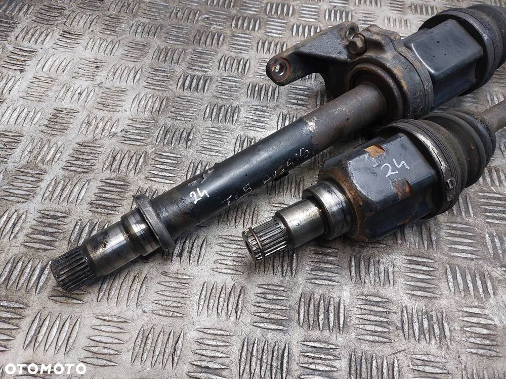 PÓŁOŚ LEWY PRZÓD + PRAWY PRZÓD 5B TOYOTA AVENSIS T25 2.0 D4D - 2