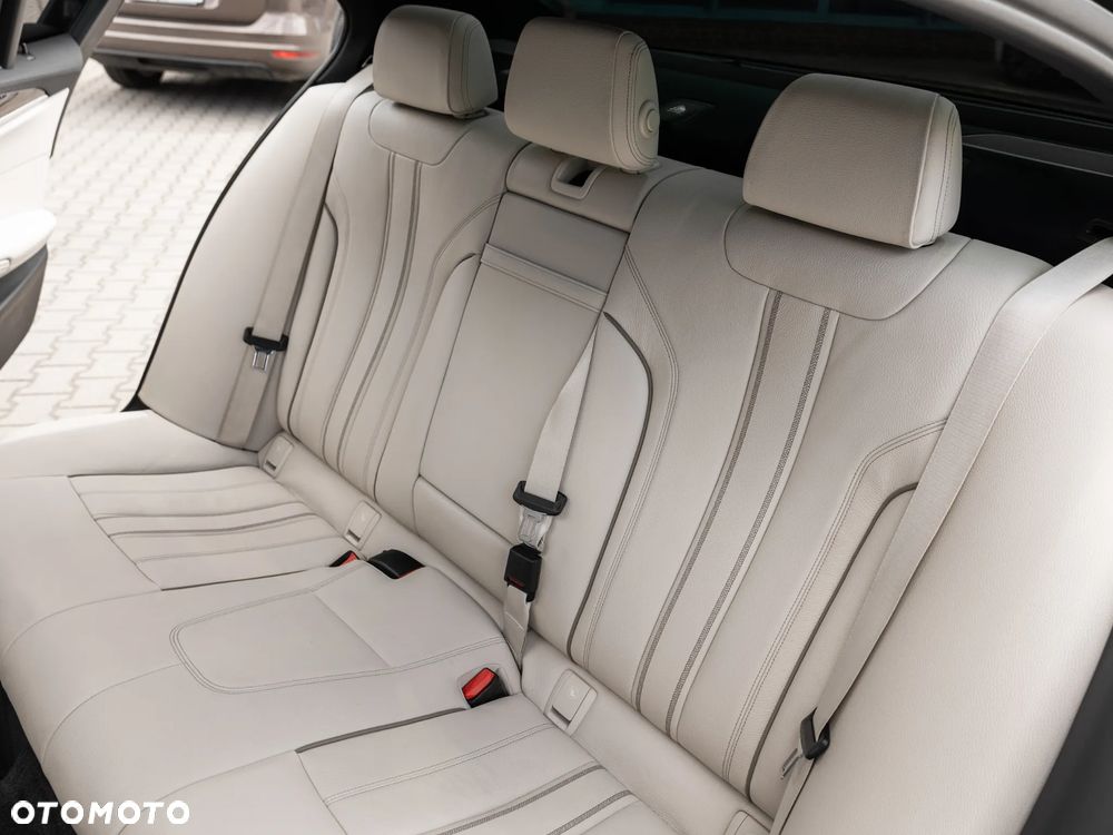 BMW Seria 5 M550i xDrive - 28