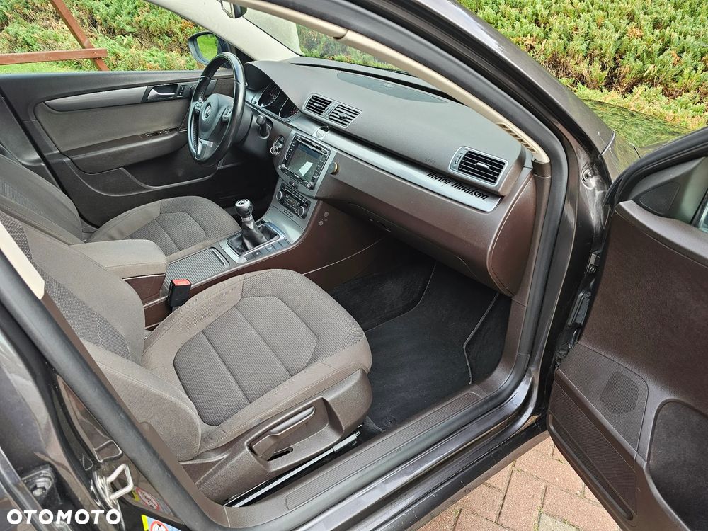 Volkswagen Passat - 12
