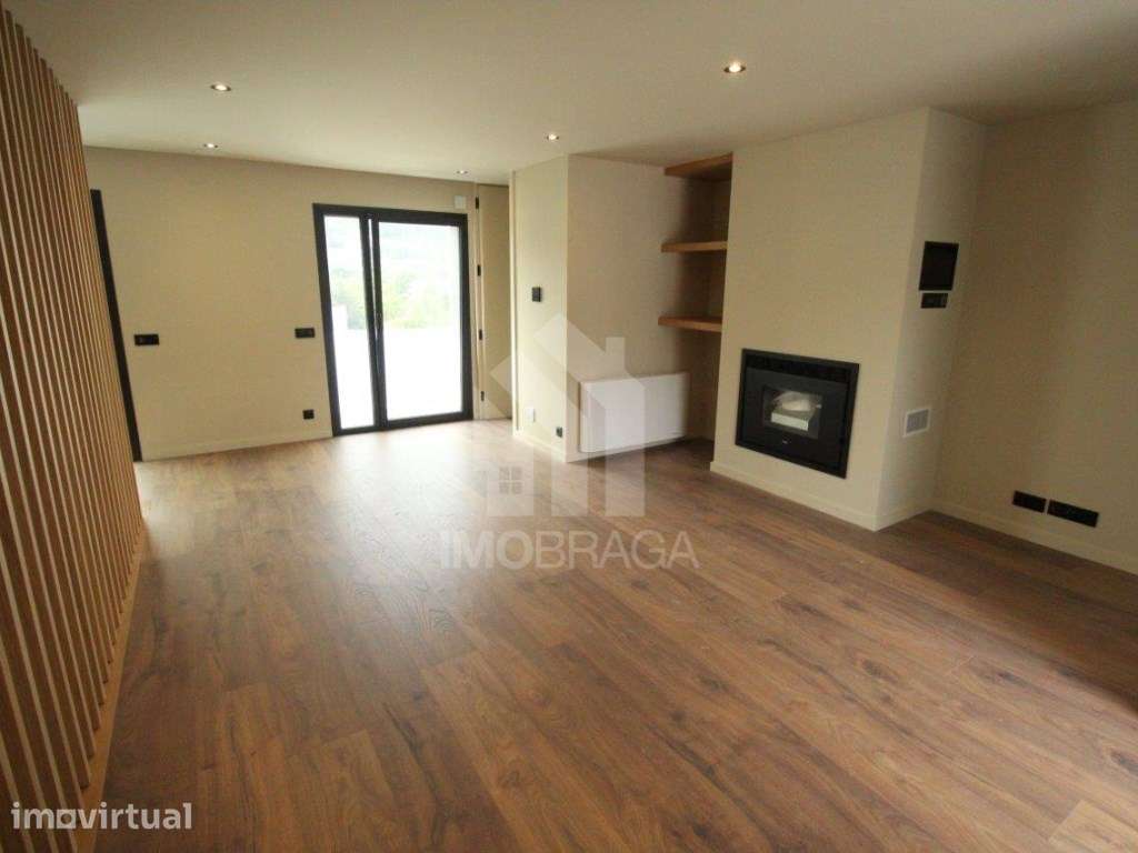 Moradia de Gaveto T3 Nova com 3 Suites | Pronta a Habitar | S. Pedr... - Grande imagem: 4/45