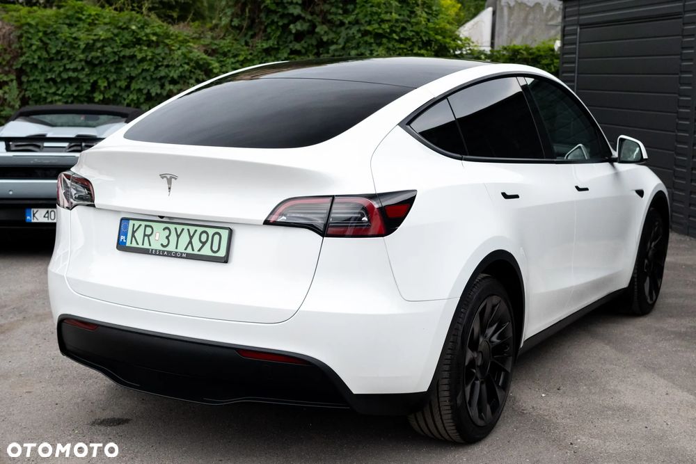 Tesla Model Y - 8