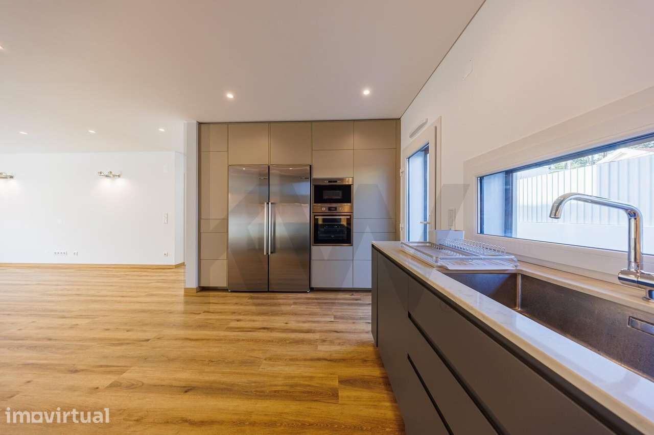 Moradia T4 Contemporânea Nova na Aroeira | Wallbox Tesla, Domótica e J - Grande imagem: 5/45