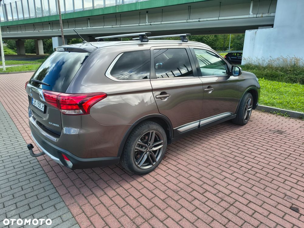 Mitsubishi Outlander 2.0 Invite + 2WD - 7