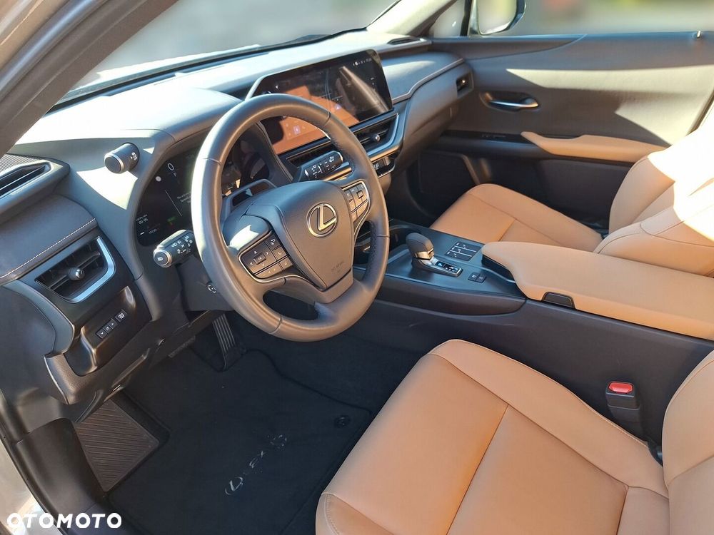 Lexus UX 2025
