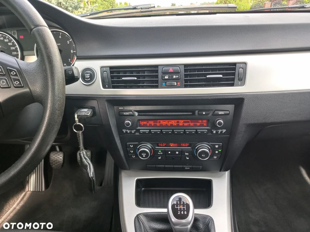 BMW Seria 3 318i Edition Exclusive - 31