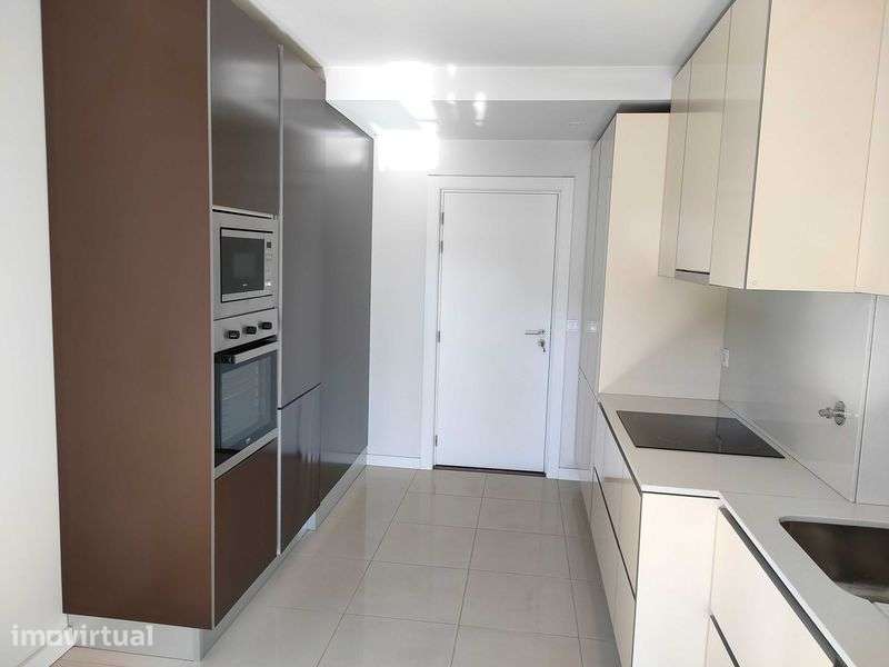 T2  Excelente Braga com Garagem Privativa - Grande imagem: 2/12
