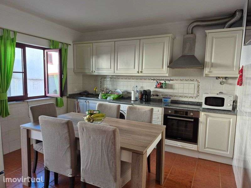 Vende-se moradia T4 com quintal e garagem - Grande imagem: 2/12