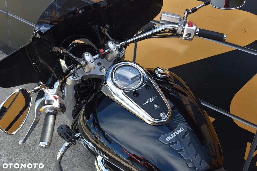 Suzuki Intruder - 12