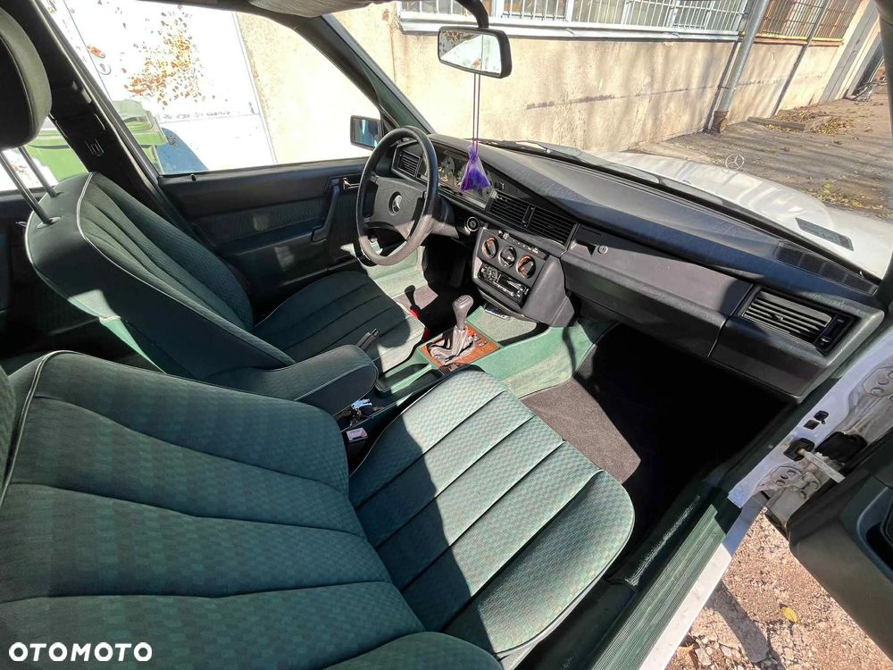 Mercedes-Benz W201 (190) - 12